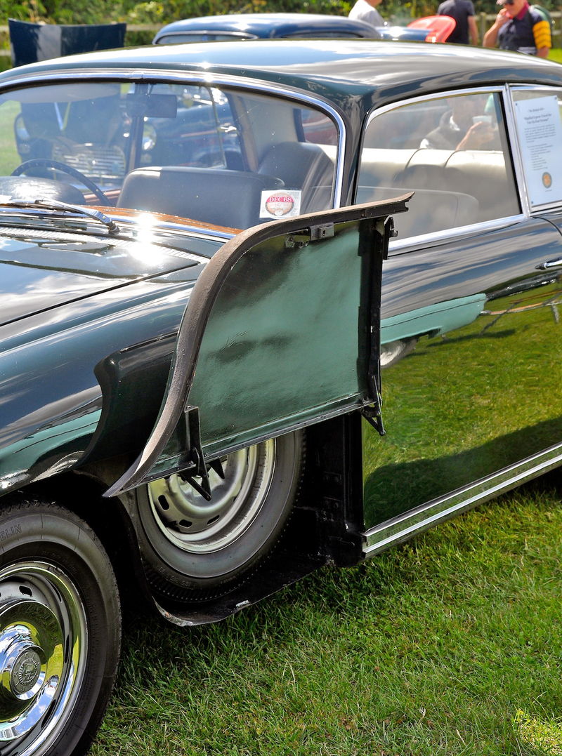 Illustration for article titled Front Mounted Spare Tires - Awesome, or Redneck?